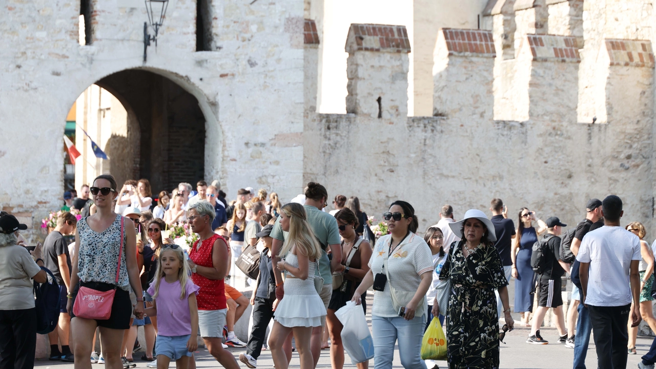 A Sirmione un piano per regolare l'afflusso dei turisti A Sirmione un piano per regolare l'afflusso dei turisti