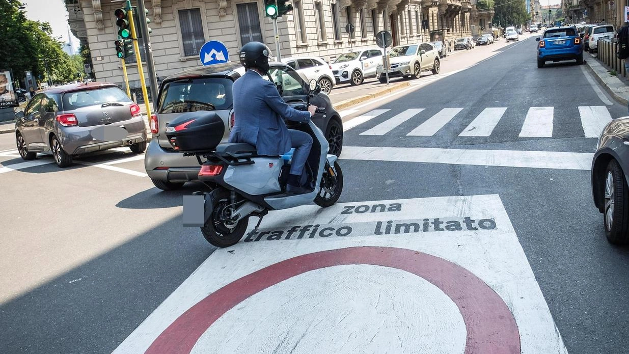 Posticipati a ottobre 2026 i divieti di accesso in Area B e C per alcune categorie di motocicli