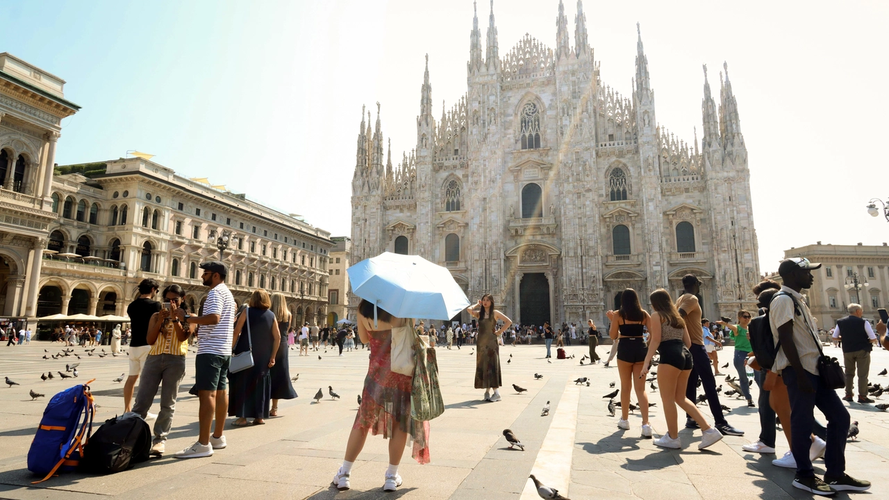 Continua a imperversare sull'Italia anticiclone africano, a Milano previste temperature fino a 35 gradi Continua a imperversare sull'Italia anticiclone africano, a Milano previste temperature fino a 35 gradi