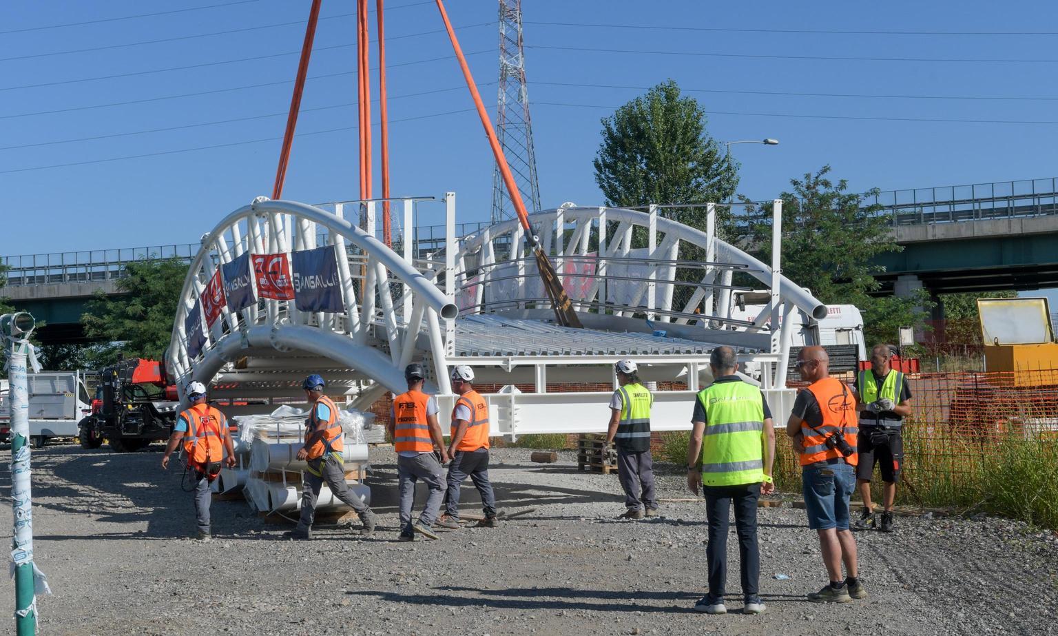 Melzo, posato il ponte. La ciclabile sulla Cerca collegherà Segrate a Cassano D’Adda Melzo, posato il ponte. La ciclabile sulla Cerca collegherà Segrate a Cassano D’Adda
