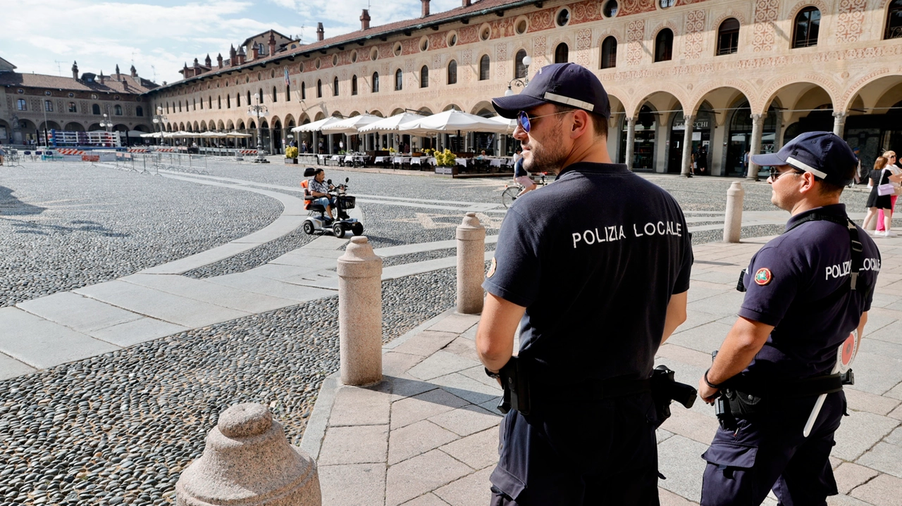 Piazza Ducale presidiata dalla Polizia locale: minoranza e residenti chiedono di spegnere le telecamere ai varchi Piazza Ducale presidiata dalla Polizia locale: minoranza e residenti chiedono di spegnere le telecamere ai varchi