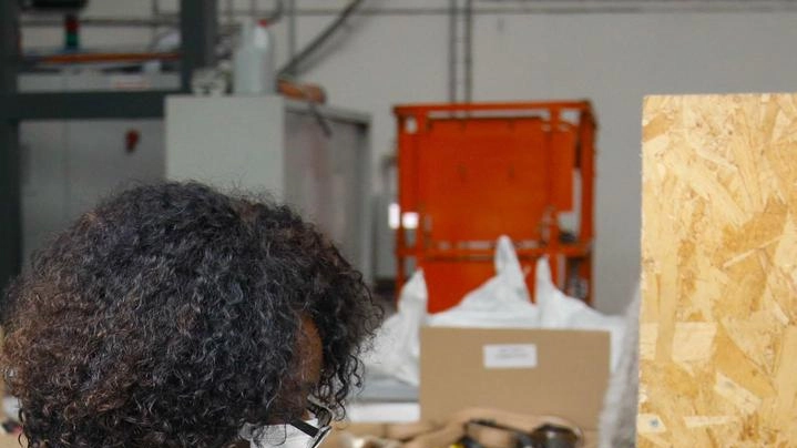 Humana People to People Italia recupera abiti usati per sostenere progetti in paesi in via di sviluppo, creando lavoro e promuovendo la sostenibilità ambientale nel settore tessile. Humana People to People Italia recupera abiti usati per sostenere progetti in paesi in via di sviluppo, creando lavoro e promuovendo la sostenibilità ambientale nel settore tessile.