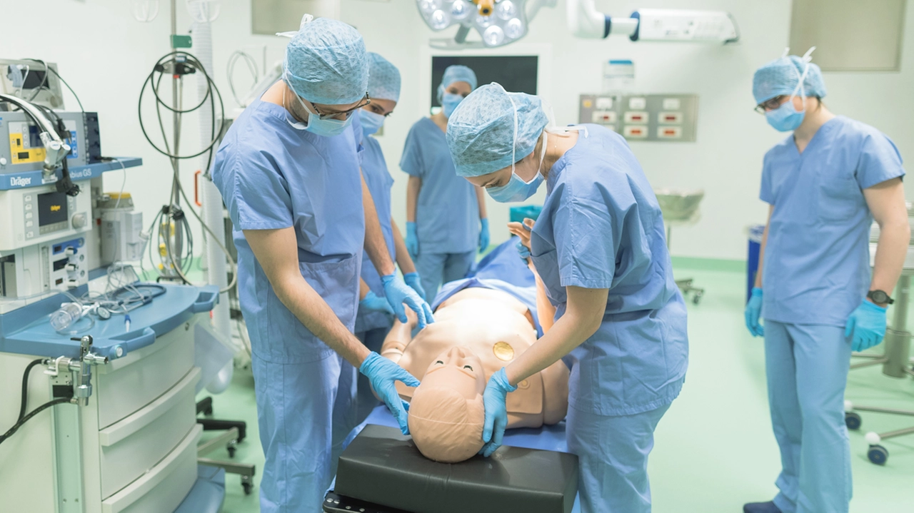 Simulazioni su un manichino per gli aspiranti medici Simulazioni su un manichino per gli aspiranti medici