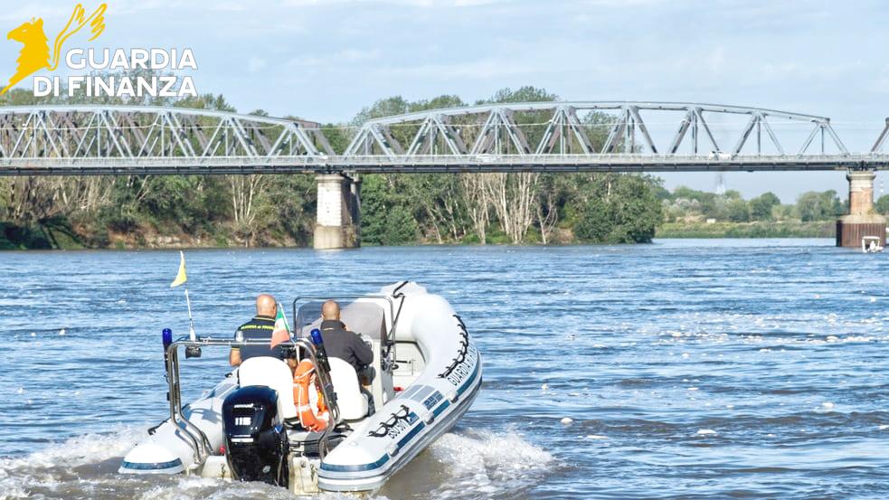 cremona barca in balìa della corrente sul fiume po recuperata dalla guardia di finanza da Ilgiorno.it cremona barca in balìa della corrente sul fiume po recuperata dalla guardia di finanza