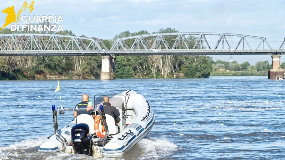 Natante in avaria sul fiume Po, diportista salvato dalla Guardia di Finanza Natante in avaria sul fiume Po, diportista salvato dalla Guardia di Finanza