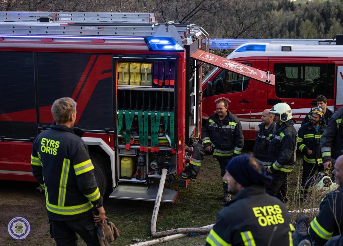 Scivola nel Naviglio. Salvato da un passante