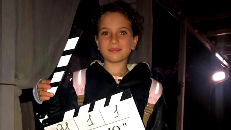 A lato, Gaia Coletti sul set: ha iniziato girando spot pubblicitari Sopra, Riccardo Scamarcio suo papà nel film diretto da Renato De Maria e girato in Puglia nel 2022 A lato, Gaia Coletti sul set: ha iniziato girando spot pubblicitari Sopra, Riccardo Scamarcio suo papà nel film diretto da Renato De Maria e girato in Puglia nel 2022