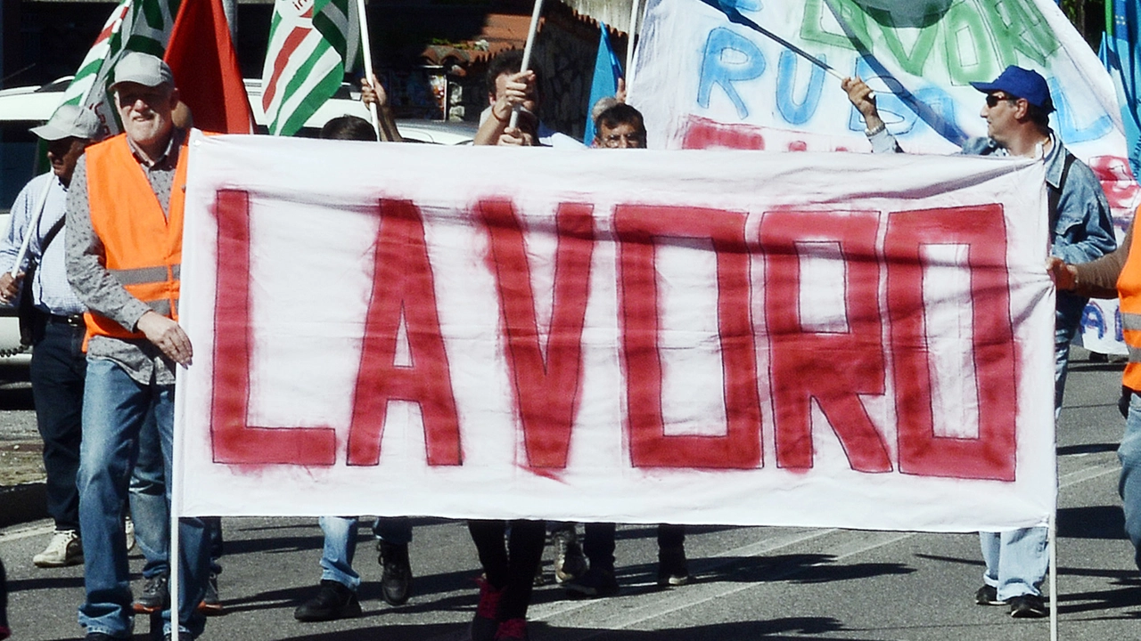 Cassa per 50mila operai in Lombardia: dal cioccolato alla seta le fabbriche in sofferenza