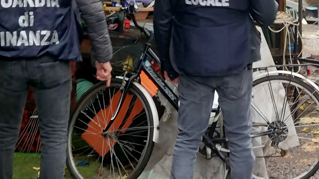 Operazione congiunta tra Finanza e polizia locale a Seregno: sequestrati oltre 5mila tonnellate di rifiuti misti, speciali e pericolosi su due terreni trasformati in discariche. Tre persone denunciate per gestione abusiva dei rifiuti. Accertamenti in corso per la messa in sicurezza e la verifica di eventuali contaminazioni ambientali.