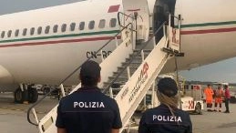 Agenti di polizia impegnati nei rimpatri (archivio) Agenti di polizia impegnati nei rimpatri (archivio)