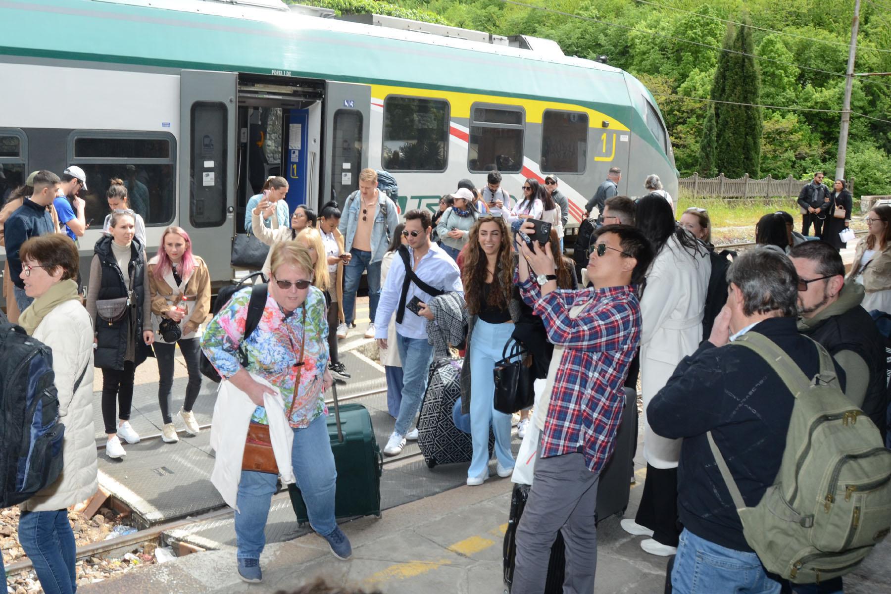 Primo giorno dell’estate senza treni sulla Lecco Tirano: lunghe code di stranieri spaesati Primo giorno dell’estate senza treni sulla Lecco Tirano: lunghe code di stranieri spaesati