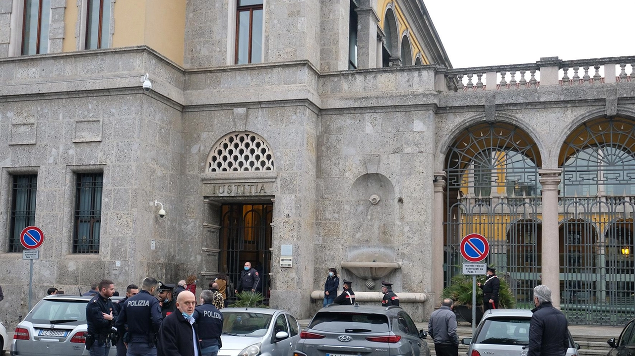 Quindici mesi di reclusione e 12mila euro di multa ciascuno, risarcimento per Legambiente. L’indagine e il sequestro erano partite dopo le segnalazioni dei cittadini del quartiere Sant’Albino. Quindici mesi di reclusione e 12mila euro di multa ciascuno, risarcimento per Legambiente. L’indagine e il sequestro erano partite dopo le segnalazioni dei cittadini del quartiere Sant’Albino.