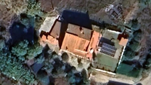 La notizia della condanna il 2 settembre 2023. Sopra: la villa all’Elba