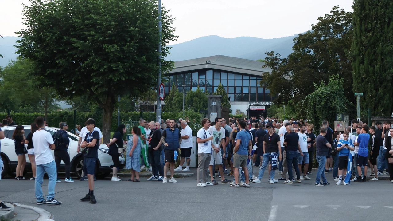 I tifosi del Brescia protestano fuori dal Rigamonti I tifosi del Brescia protestano fuori dal Rigamonti