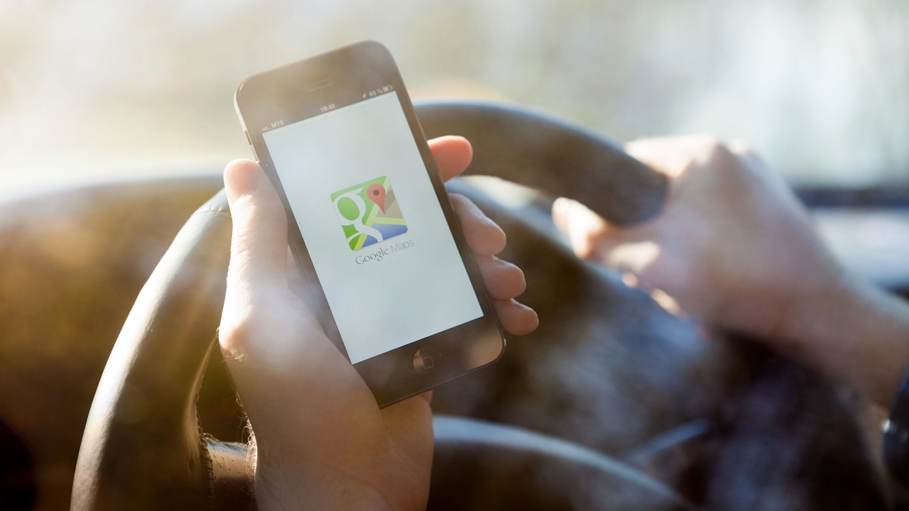 Il navigatore dello smartphone è un'ottima soluzione ma ricordatevi che alla guida non potete tenerlo in mano
