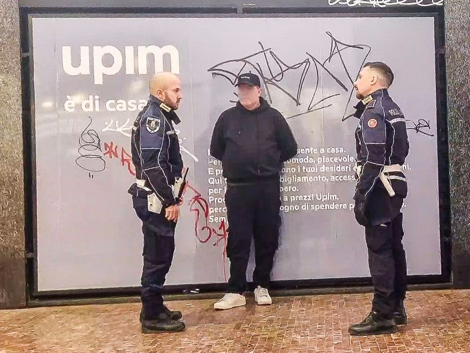 L'aggressore preso in custodia dagli agenti della polizia locale