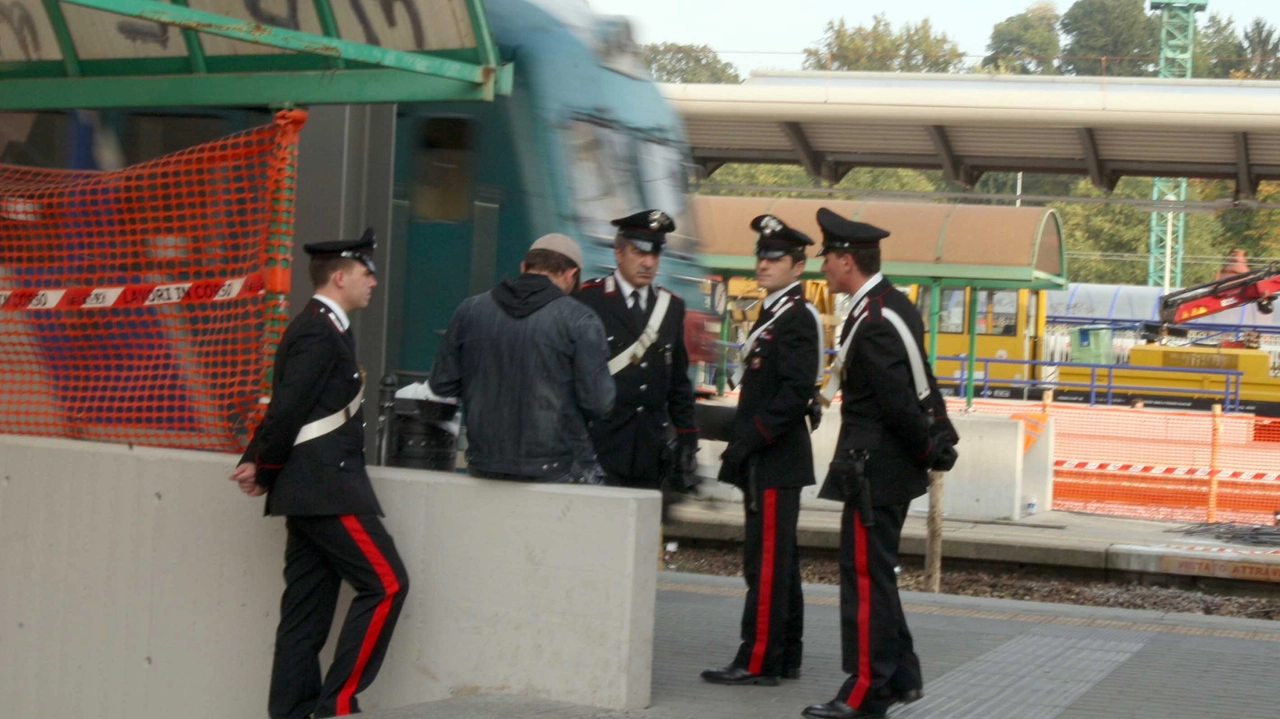 I carabinieri durante un controllo alla stazione di Arcore I carabinieri durante un controllo alla stazione di Arcore