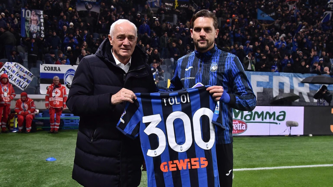 Rafael Toloi con il presidente dell’Atalanta, Antonio Percassi, nel giorno della consegna della maglia per le 300 presenze Rafael Toloi con il presidente dell’Atalanta, Antonio Percassi, nel giorno della consegna della maglia per le 300 presenze