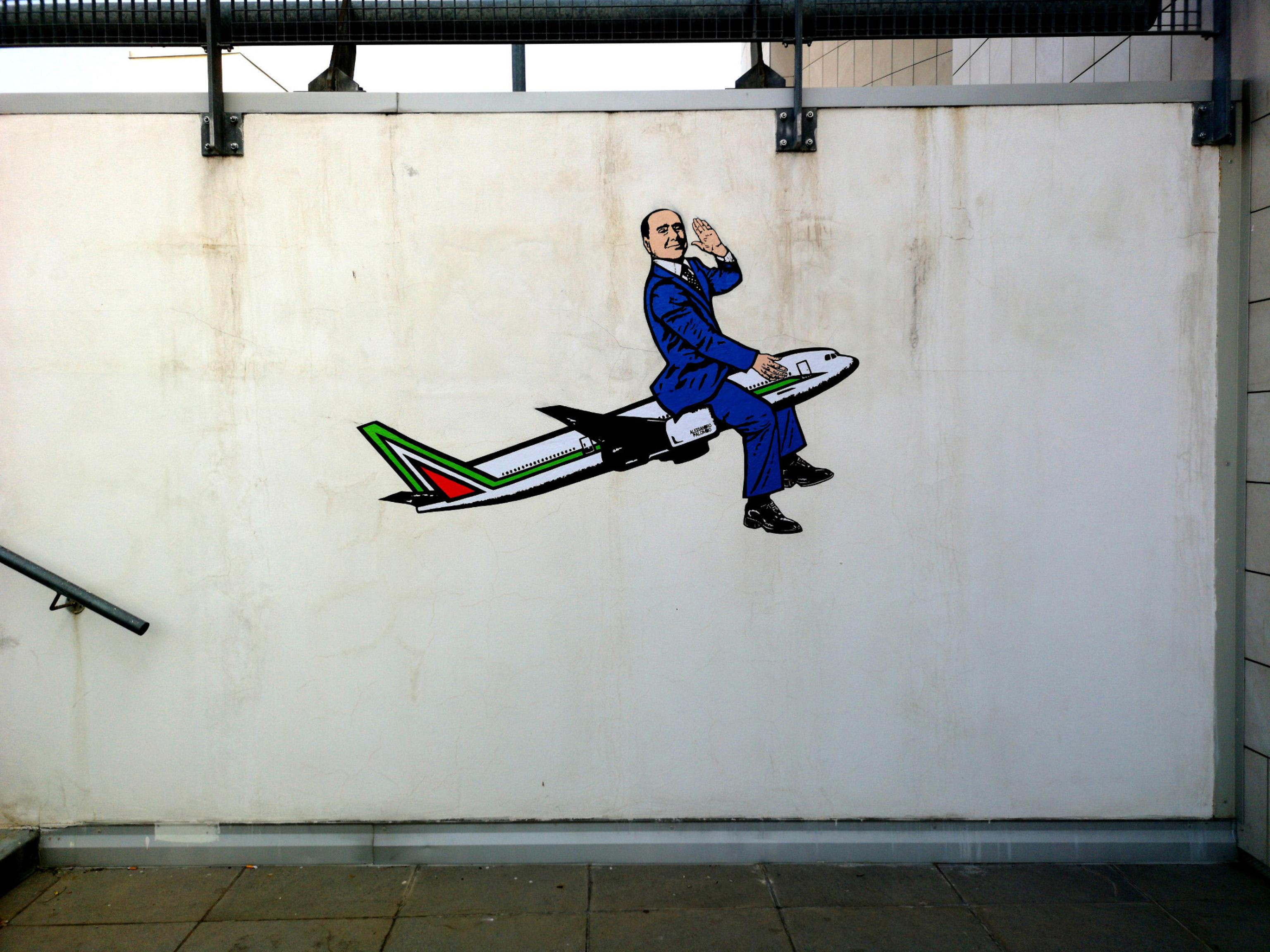 berlusconi vola su alitalia il nuovo murale comparso all8217aeroporto di malpensa nel mezzo delle polemiche