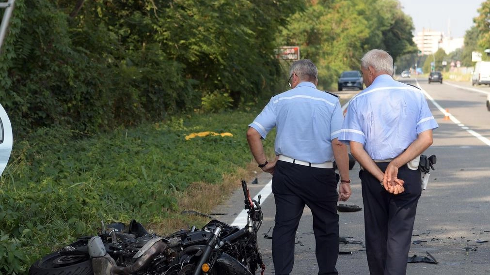 Automobilista a Rho fugge dalla polizia locale, ma viene fermato con tasso alcolemico alto. Patente ritirata e auto confiscata. Controlli intensificati per garantire sicurezza stradale. Automobilista a Rho fugge dalla polizia locale, ma viene fermato con tasso alcolemico alto. Patente ritirata e auto confiscata. Controlli intensificati per garantire sicurezza stradale.