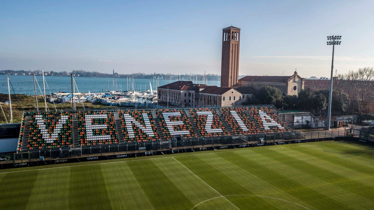 Un'immagine dello stadio Penzo: sullo sfondo, la laguna