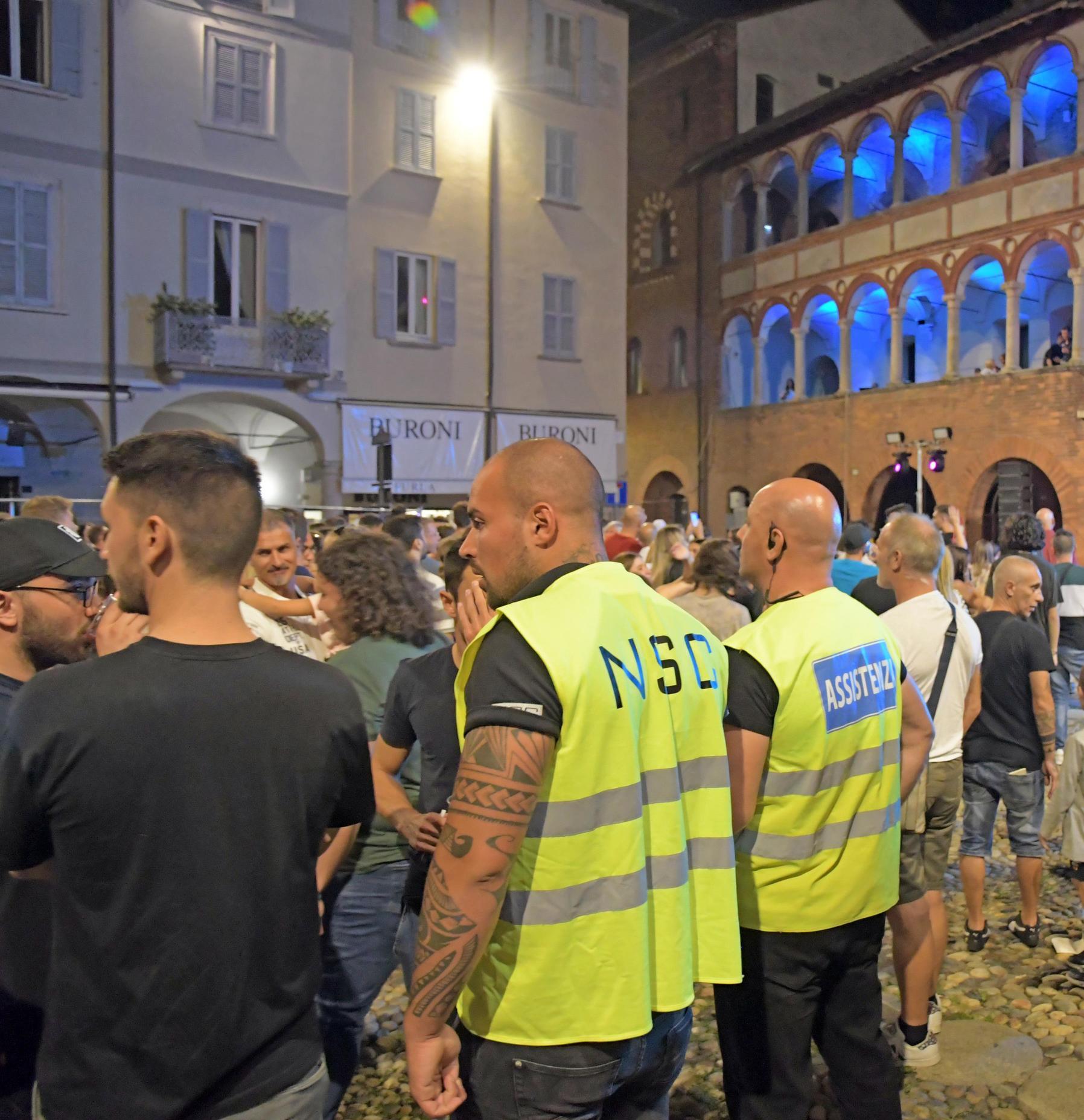 un freno a pavia urla e bevute ecco gli steward