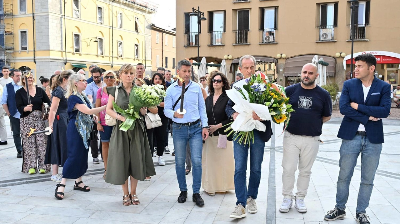 La tragedia in un pomeriggio d’estate nella via della passeggiata e degli aperitivi ha scosso la comunità. Maria Teresa Restelli da oltre trent’anni gestisce il negozio di calzature Butti: "Era pieno di idee e brillante". La tragedia in un pomeriggio d’estate nella via della passeggiata e degli aperitivi ha scosso la comunità. Maria Teresa Restelli da oltre trent’anni gestisce il negozio di calzature Butti: "Era pieno di idee e brillante".