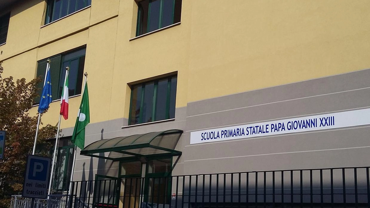 Ultime settimane di lezione nella "Scuola Satellite" di via Lurani per le classi della elementare pubblica "Papa Giovanni XXIII". A... Ultime settimane di lezione nella "Scuola Satellite" di via Lurani per le classi della elementare pubblica "Papa Giovanni XXIII". A...
