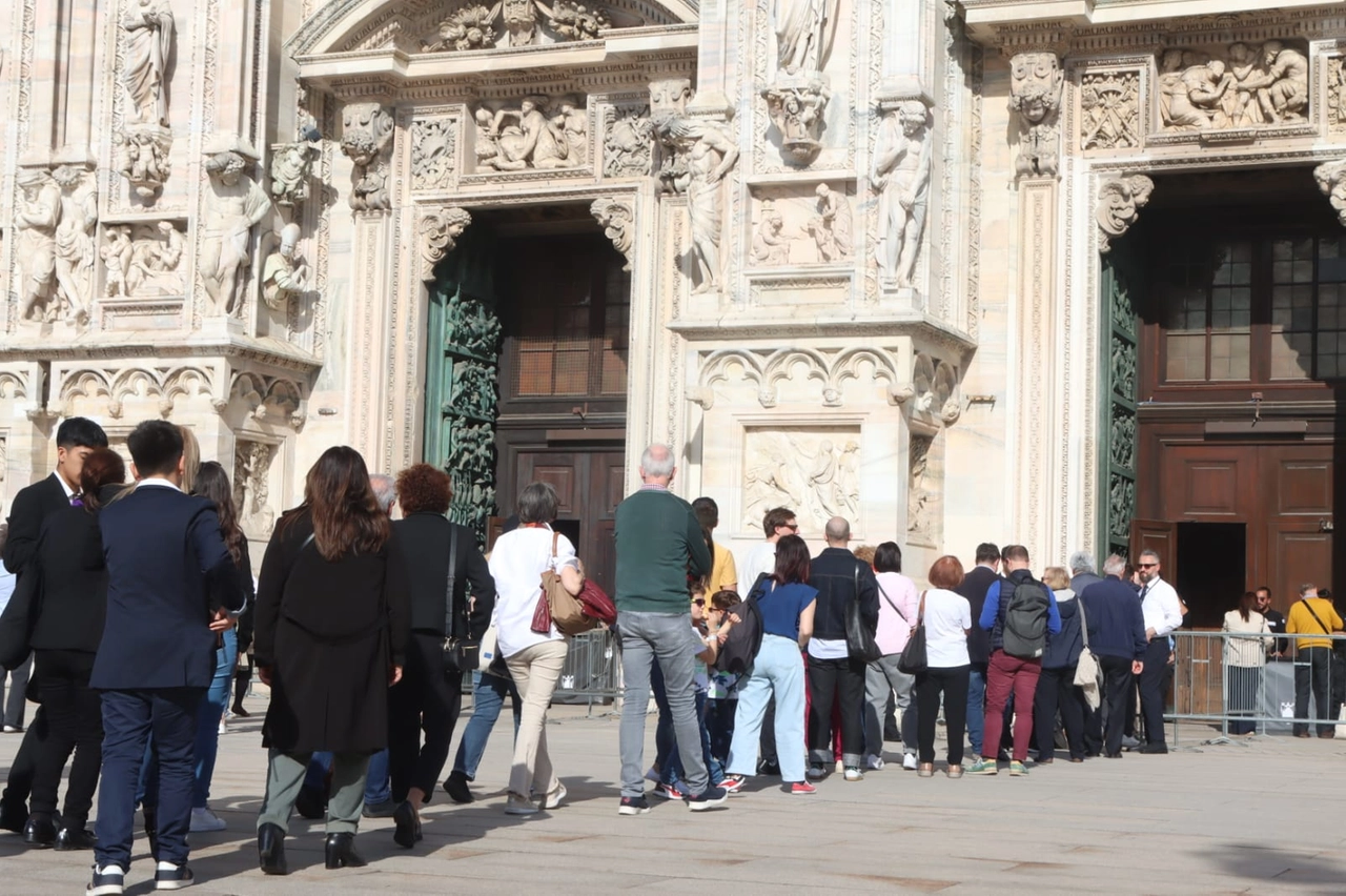 In fila per entrare nella cattedrale e partecipare alla funzione religiosa