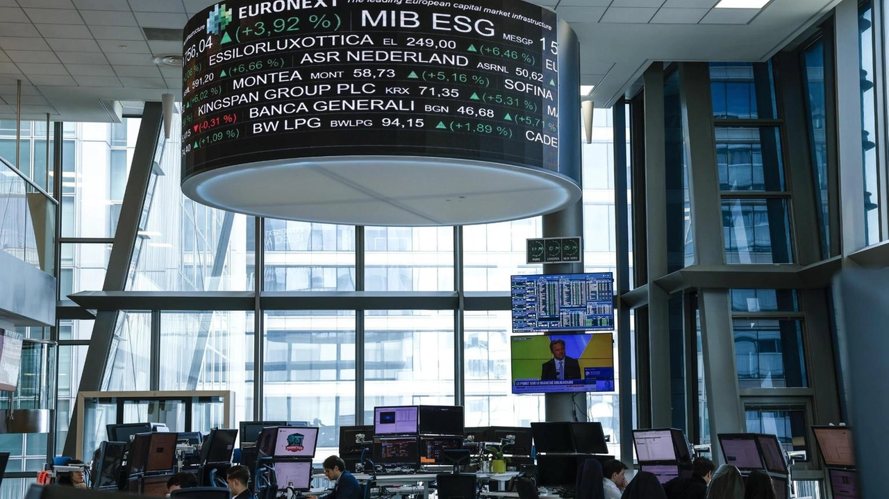 Piazza Affari chiude in calo seguendo i listini europei. Cucinelli in controtendenza, bene anche Saipem e Tenaris. Piazza Affari chiude in calo seguendo i listini europei. Cucinelli in controtendenza, bene anche Saipem e Tenaris.