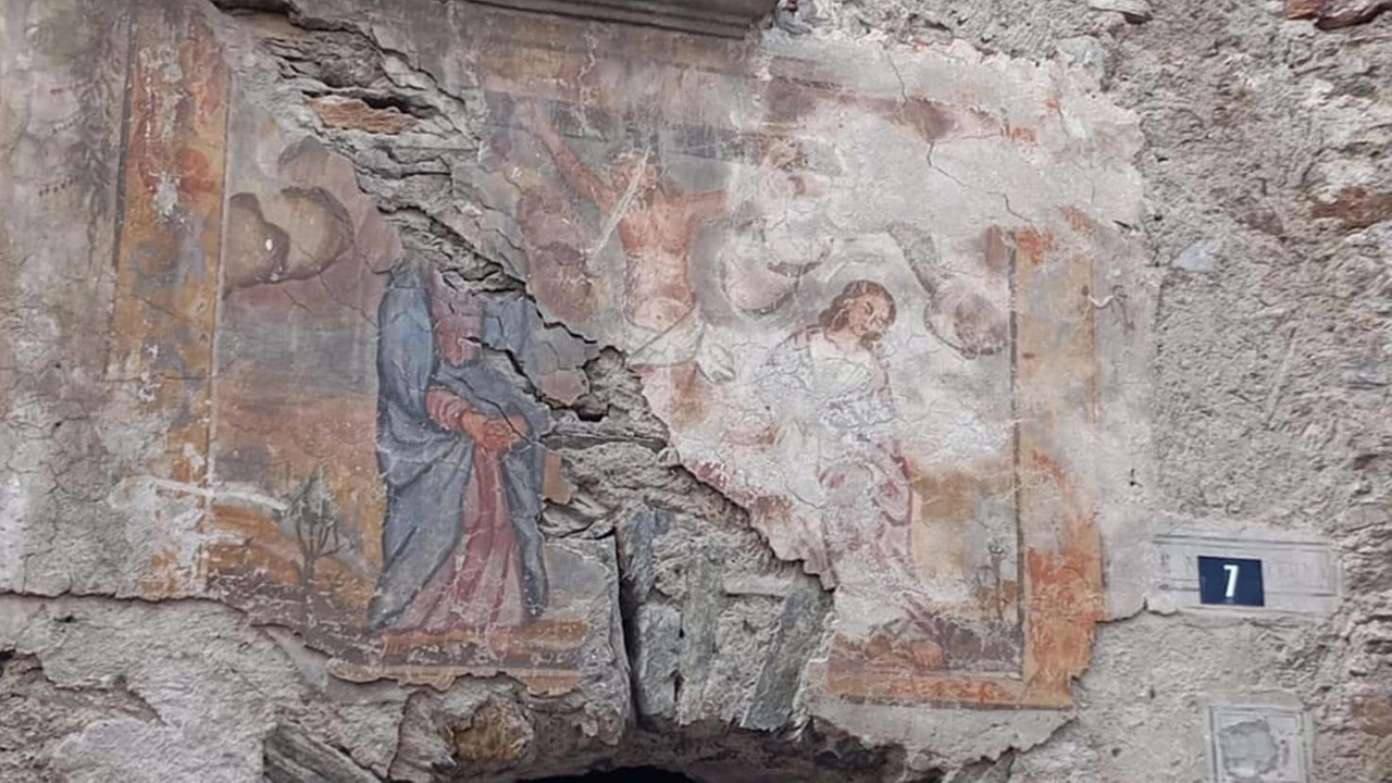 "Salvate quell’affresco prima che sia troppo tardi. È parte preziosa della nostra storia". L’appello ha carattere di urgenza ed è... "Salvate quell’affresco prima che sia troppo tardi. È parte preziosa della nostra storia". L’appello ha carattere di urgenza ed è...
