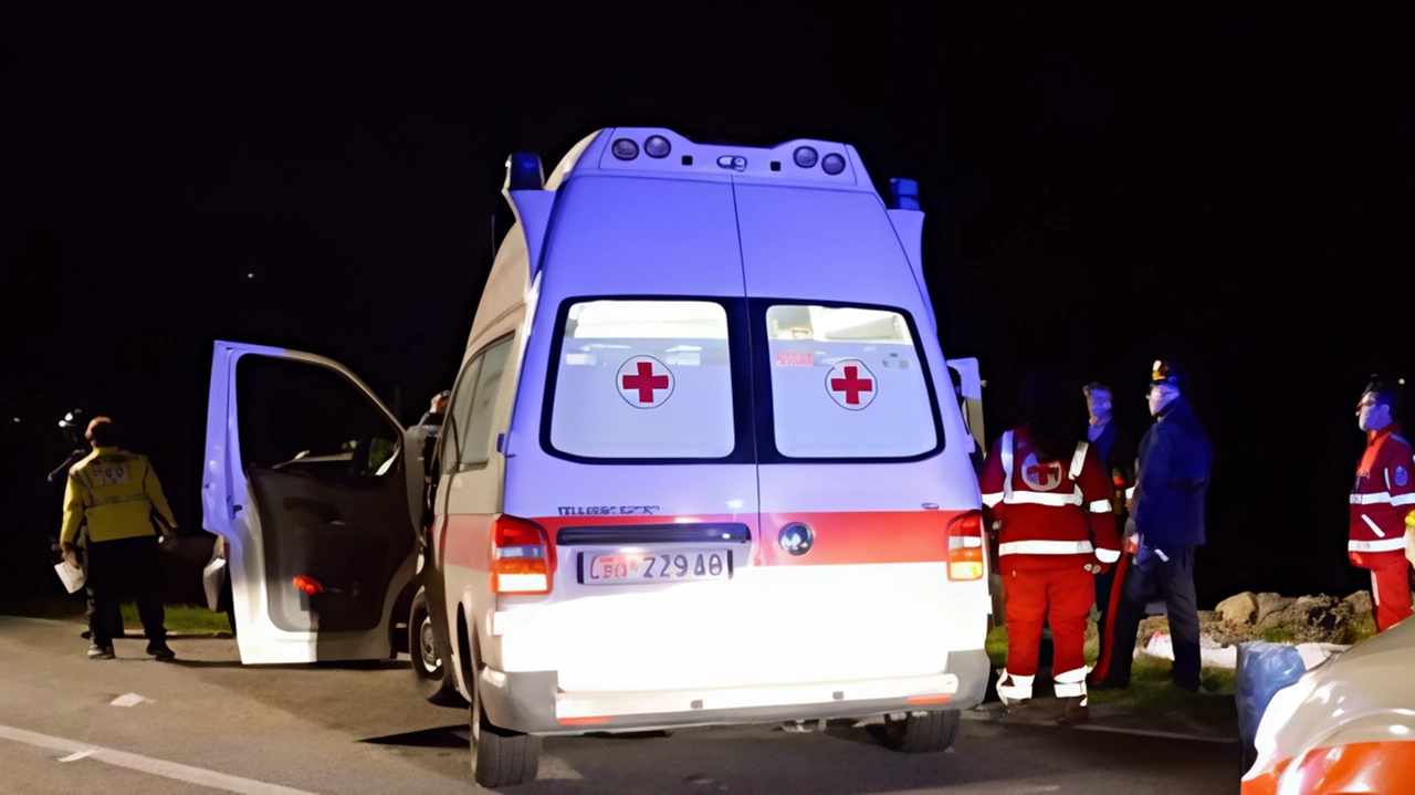 Un uomo di 52 anni di origini colombiane è stato accoltellato a Bergamo, l'aggressore è stato individuato e denunciato. La vittima è ricoverata in gravi condizioni. La lite è avvenuta in un locale e ha portato all'aggressione. La Squadra mobile ha identificato l'autore grazie alle telecamere e testimonianze. Il locale è stato chiuso temporaneamente. Un uomo di 52 anni di origini colombiane è stato accoltellato a Bergamo, l'aggressore è stato individuato e denunciato. La vittima è ricoverata in gravi condizioni. La lite è avvenuta in un locale e ha portato all'aggressione. La Squadra mobile ha identificato l'autore grazie alle telecamere e testimonianze. Il locale è stato chiuso temporaneamente.