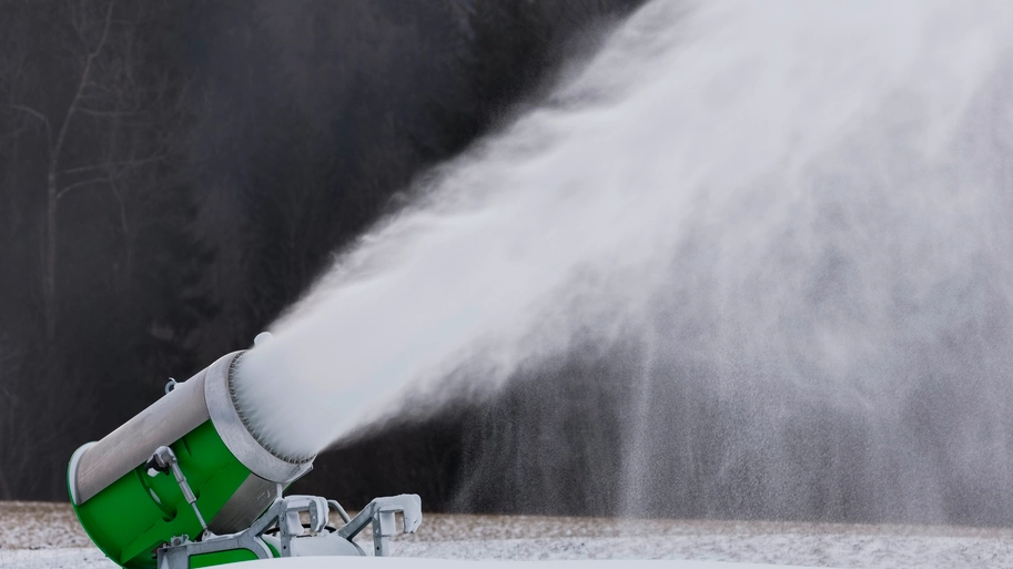 Cannone sparaneve utilizzato per spruzzare acqua sui turisti e rinfrescarli in queste giornate di afa e caldo (Foto: sivivolk/iStock)