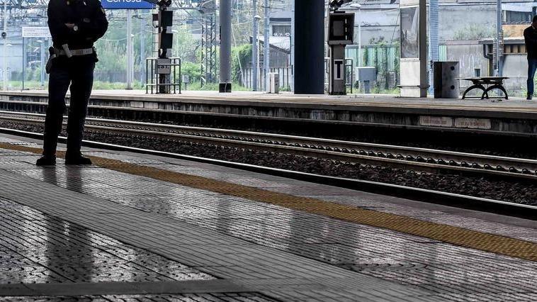 Staffetta di rapinatori. Colpo a bordo treno. Inseguiti e fermati Staffetta di rapinatori. Colpo a bordo treno. Inseguiti e fermati