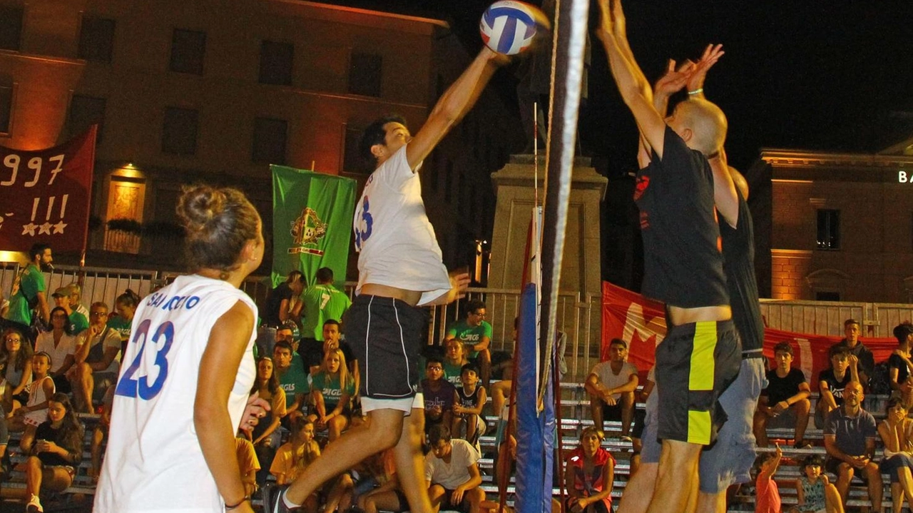 I contradaioli si sfidano in piazza Sondrio è andata a riproporre una sfida stracittadina molto sentita anche negli anni Cinquanta