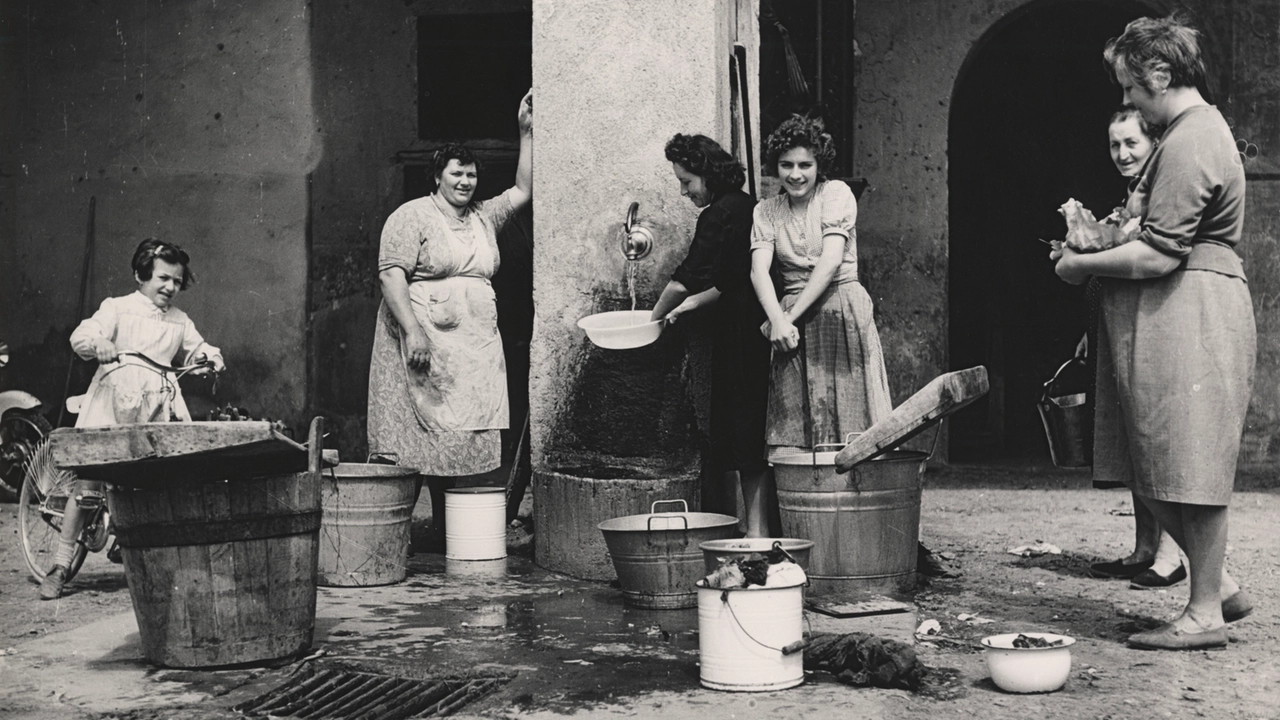 L'antico, e ormai scomparso da tempo, mestiere delle lavandaie. La foto risale al 1957 L'antico, e ormai scomparso da tempo, mestiere delle lavandaie. La foto risale al 1957