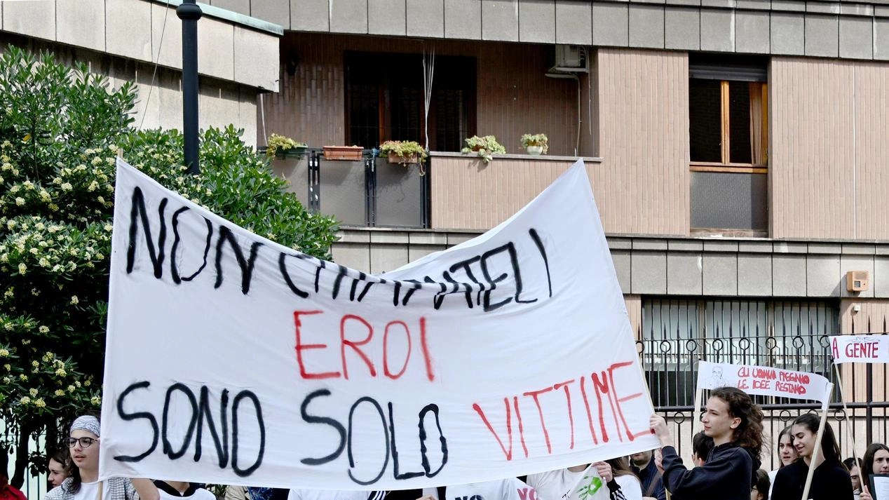 "Anche se abbiamo paura della mafia, insieme si può combattere fino a sconfiggerla", hanno scritto gli studenti delle scuole... "Anche se abbiamo paura della mafia, insieme si può combattere fino a sconfiggerla", hanno scritto gli studenti delle scuole...