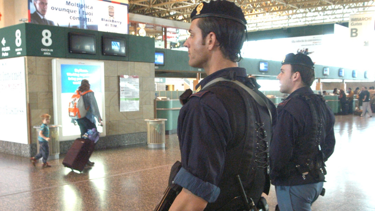 Agenti in servizio all'aeroporto varesino Agenti in servizio all'aeroporto varesino