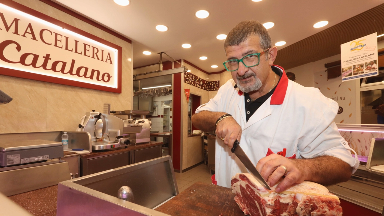sotto, impegnato a leggere “Il Giorno“ sotto, impegnato a leggere “Il Giorno“