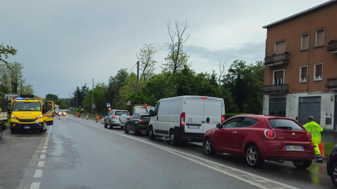 cedimento stradale sul ponte saronnomonza viabilità nel caos