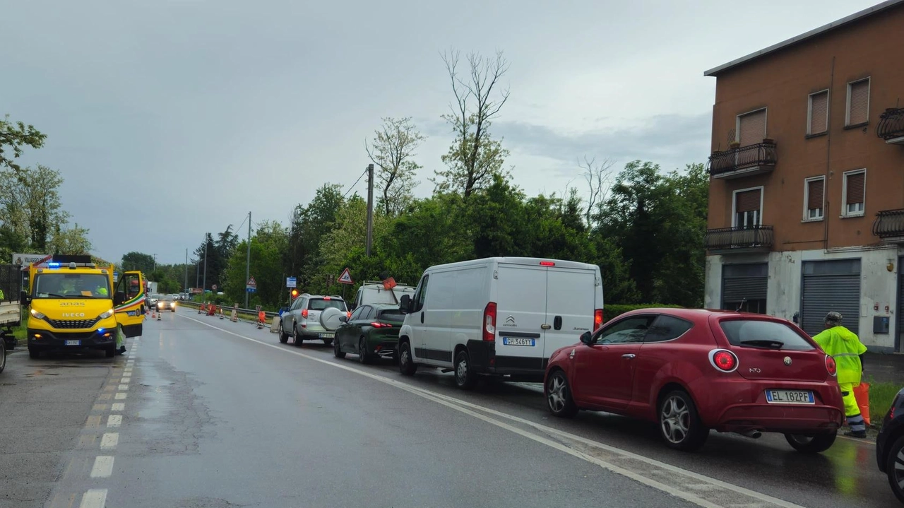Le auto in coda sulla Saronno-Monza a causa del cedimento stradale I tecnici dell’Anas sono entrati immediatamente in azione per riparare il danno Le auto in coda sulla Saronno-Monza a causa del cedimento stradale I tecnici dell’Anas sono entrati immediatamente in azione per riparare il danno
