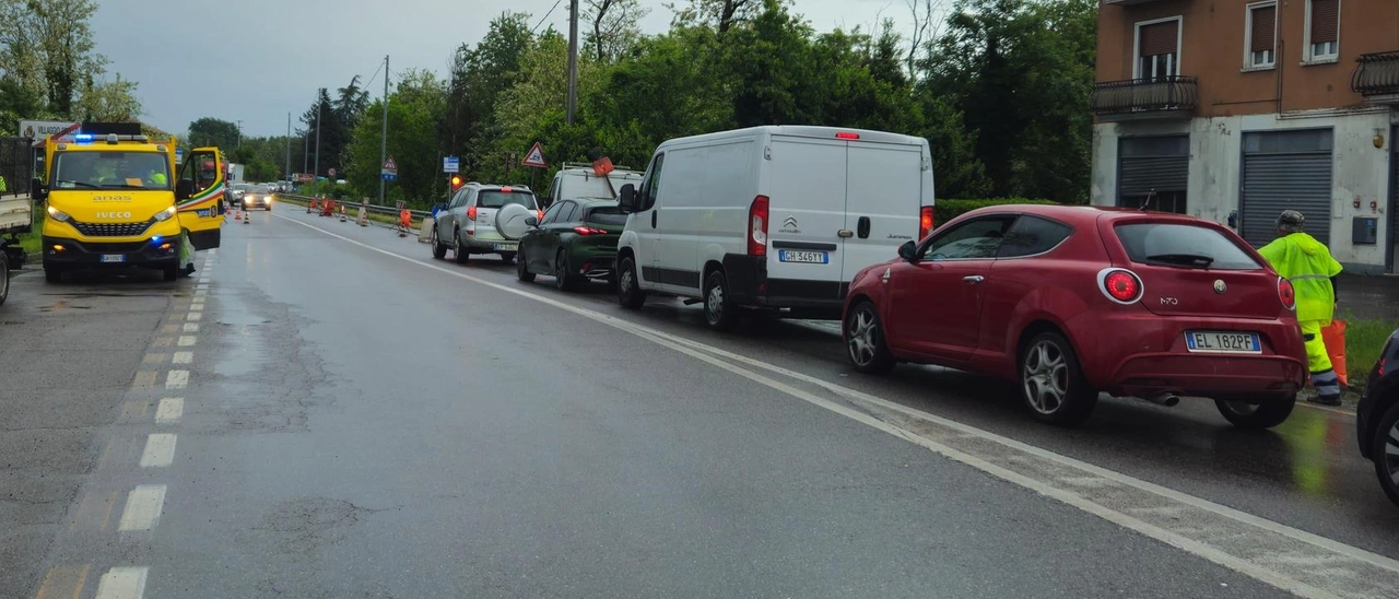 Cedimento stradale sul ponte. Saronno-Monza, viabilità nel caos