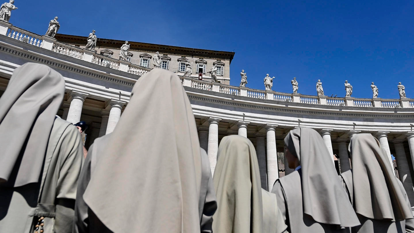 Suore dal Papa in piazza San Pietro a Roma