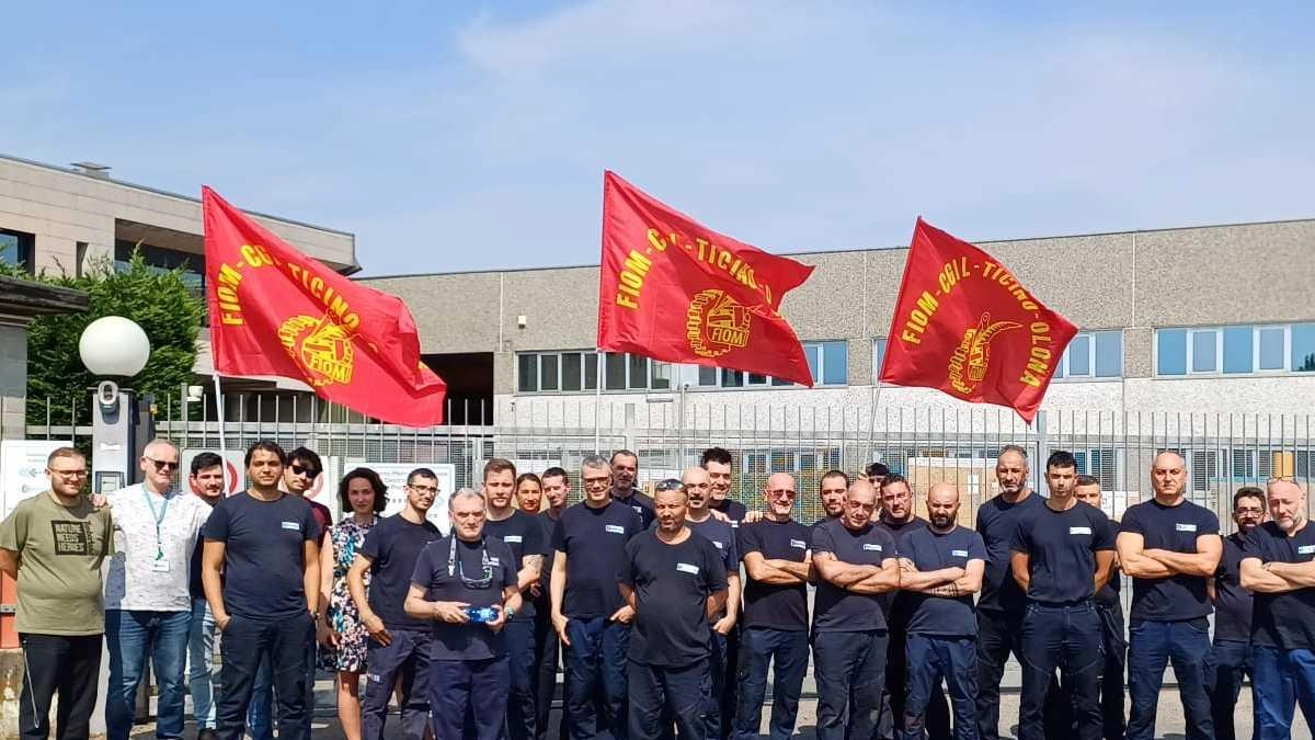 Intorno alle 10.30 di ieri una trentina di lavoratori della Pibiviesse di Nerviano ha scioperato per la rottura delle trattattive Intorno alle 10.30 di ieri una trentina di lavoratori della Pibiviesse di Nerviano ha scioperato per la rottura delle trattattive