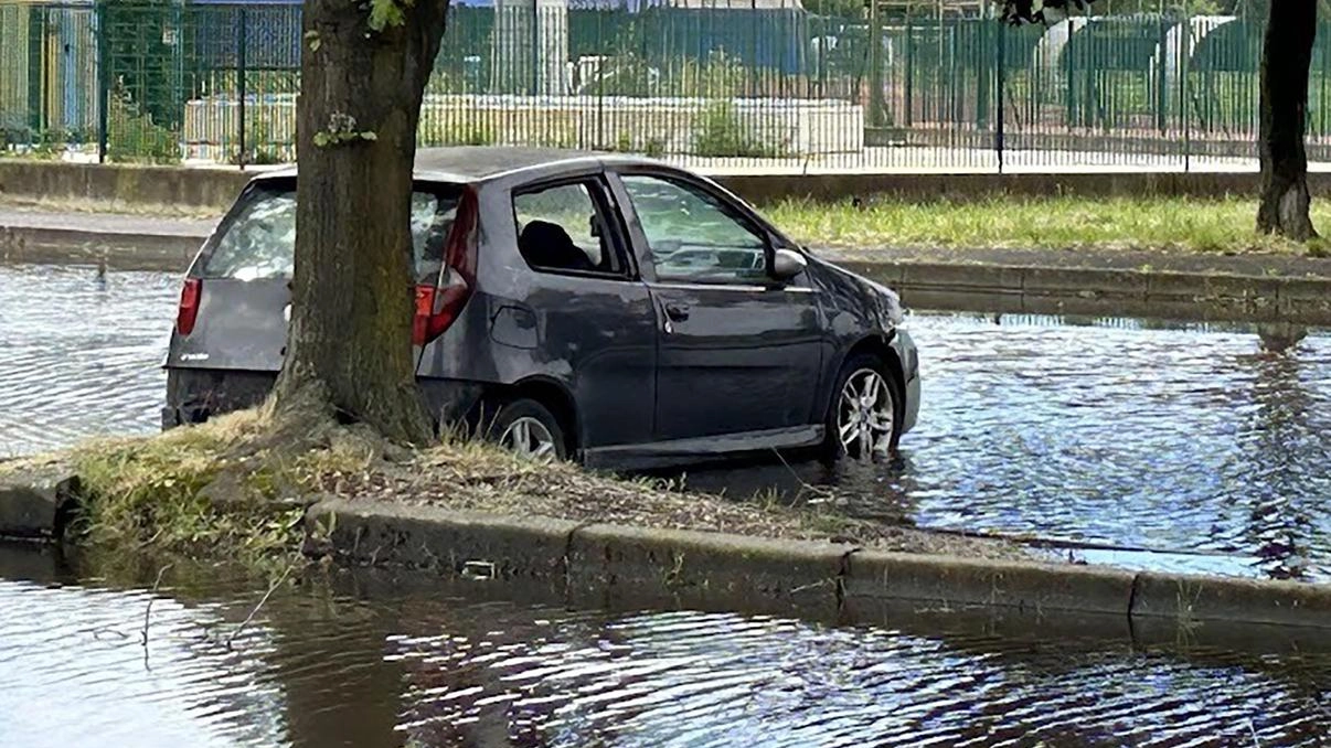 Parcheggi del Forum e in particolare l’area di via Di Vittorio: da anni, la zona presenta gravi problemi di drenaggio delle acque piovane. A ogni precipitazione l’area diventa impraticabile Parcheggi del Forum e in particolare l’area di via Di Vittorio: da anni, la zona presenta gravi problemi di drenaggio delle acque piovane. A ogni precipitazione l’area diventa impraticabile