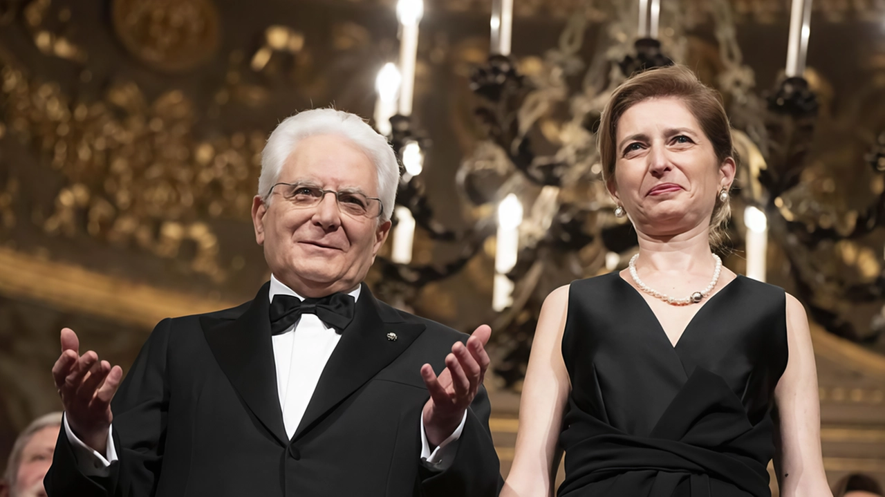 Presidente della Repubblica Sergio Mattarella e la figlia Laura nel Palco reale della Scala in occasione della Prima il 7 dicembre del 2022 Presidente della Repubblica Sergio Mattarella e la figlia Laura nel Palco reale della Scala in occasione della Prima il 7 dicembre del 2022