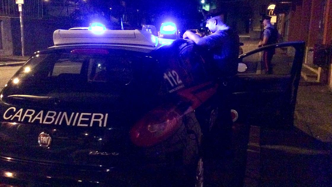 Como, ladro gli ruba il cellulare e lo prende a sberle: soccorso da tre passanti