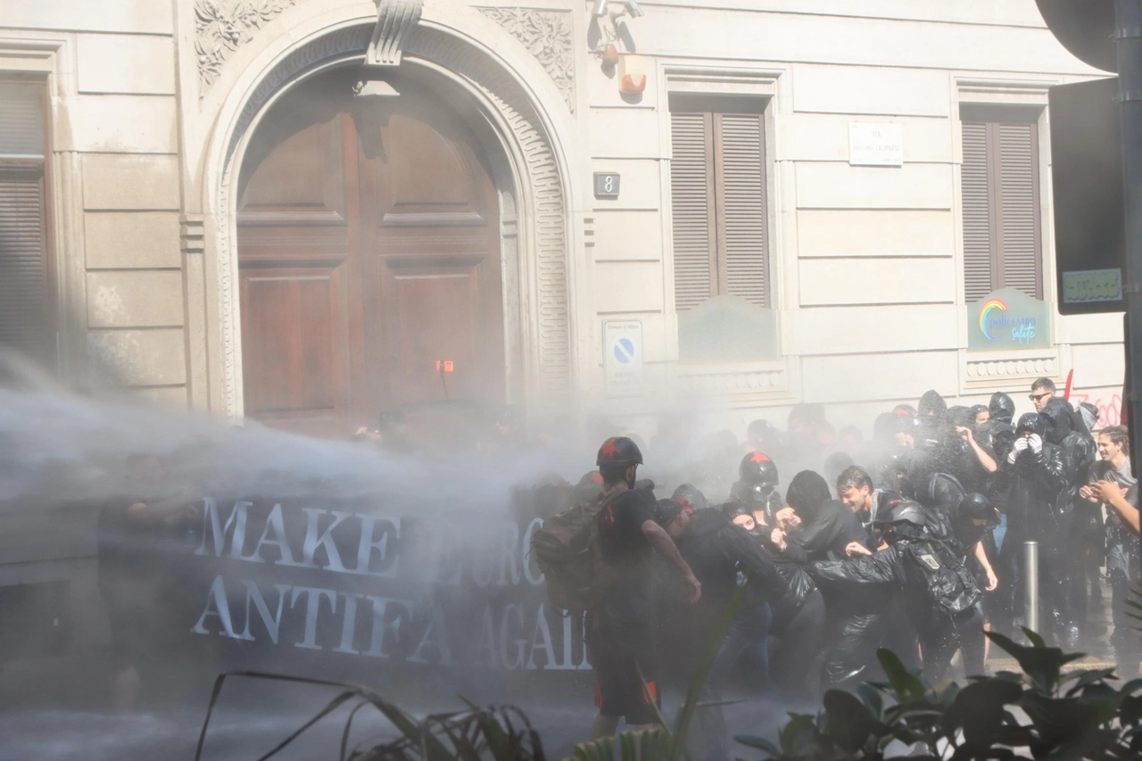 La polizia usa gli idranti contro i manifestanti