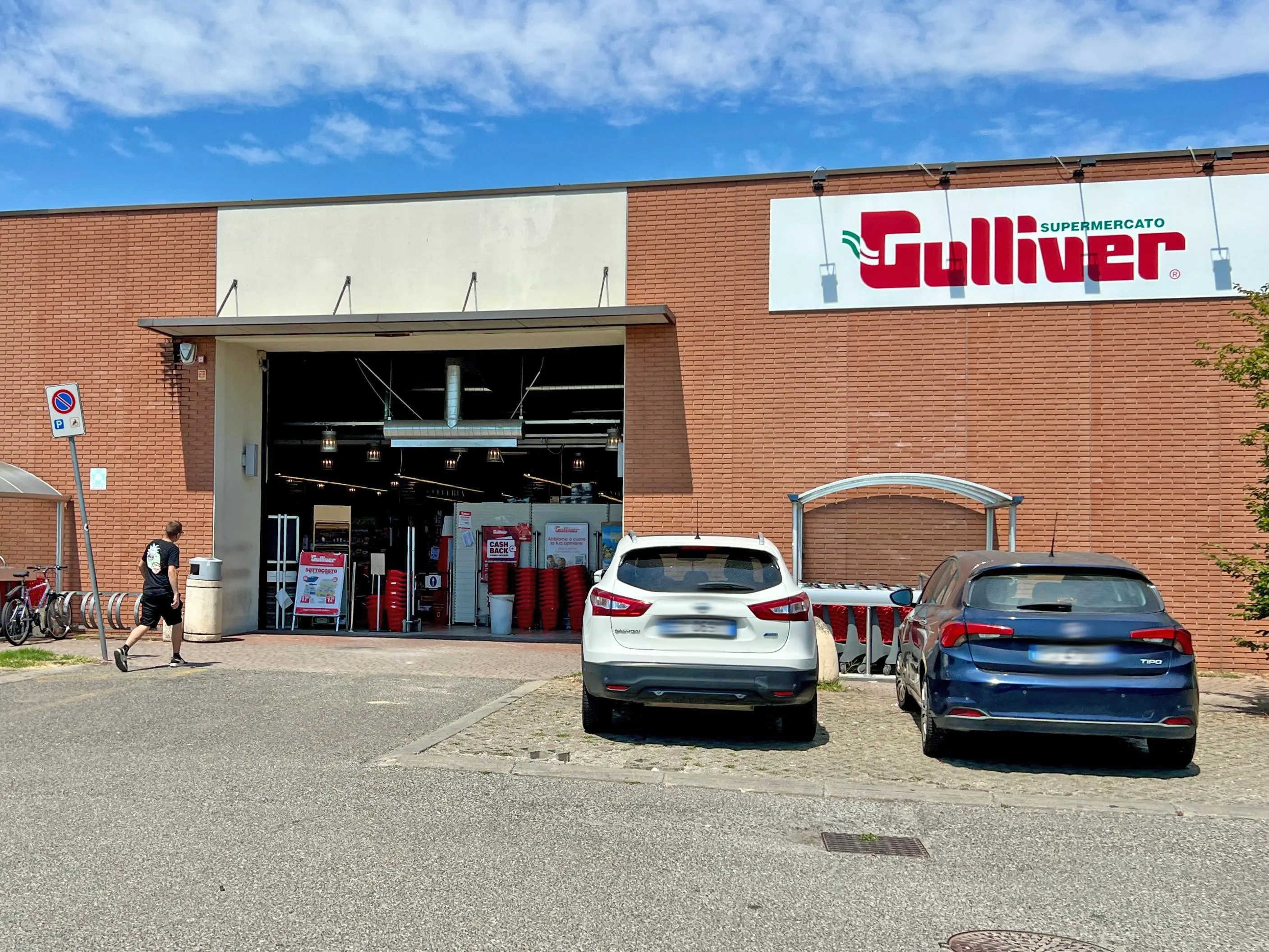 Bressana Bottarone, doppio assalto ai supermarket: banda di incappucciati sradica la cassaforte