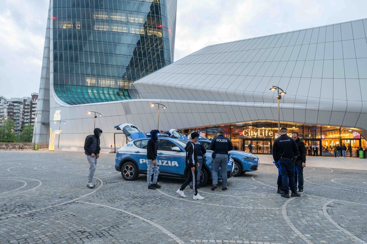 La polizia a CityLife dopo l'aggressione al 20enne